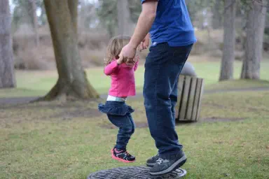 Vater spielt mit Tochter auf dem Spielplatz