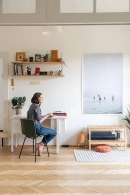 Frau sitzt allein in einer Wohnung