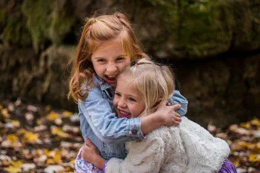 Foto, zwei Mädchen spielen auf dem Spielplatz