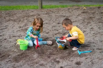 Foto, zwei kleine Kinder auf einem Spielplatz