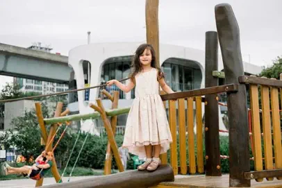 Foto, Kind schaukelt auf einem Spielplatz